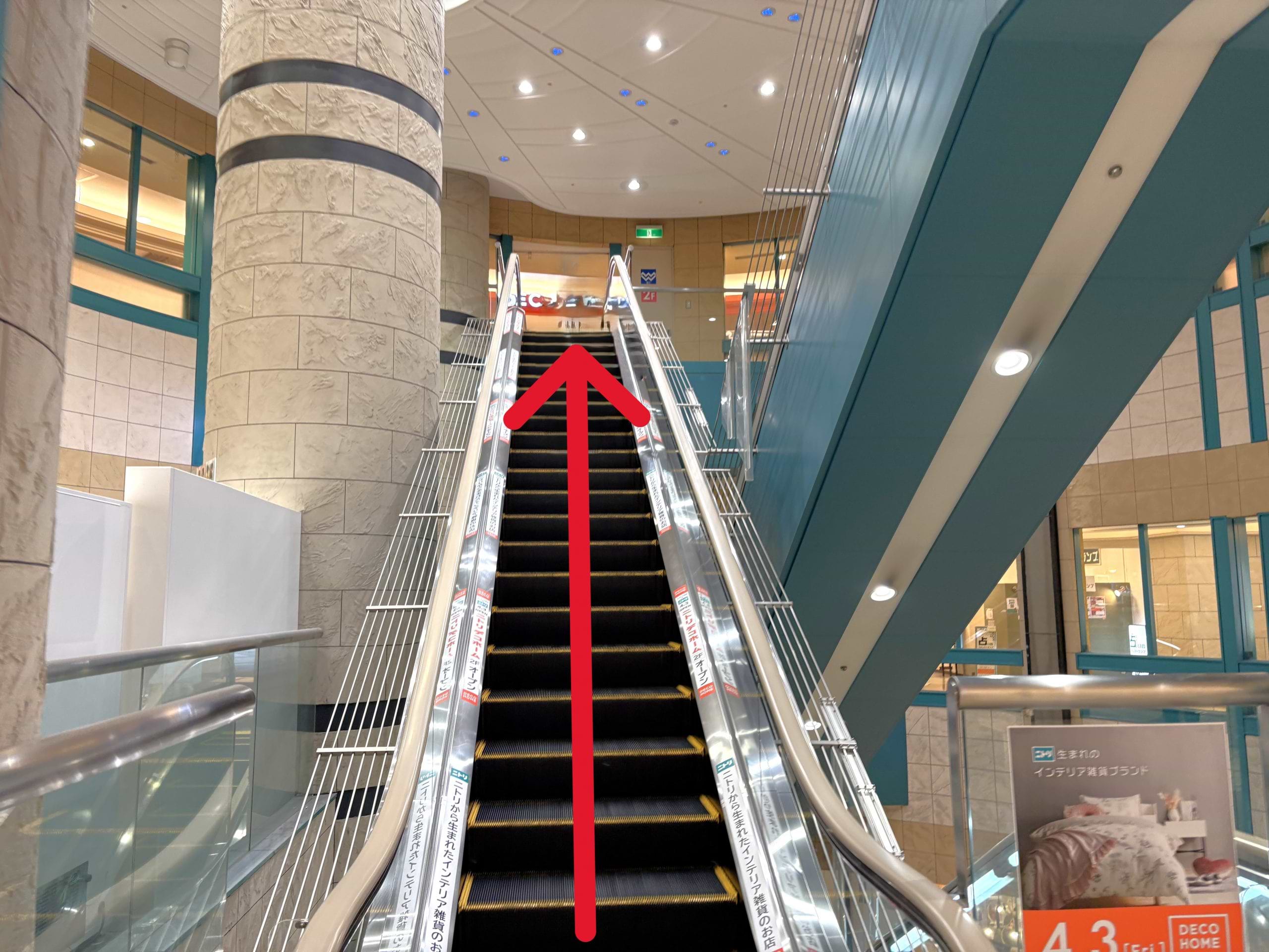 エスカレーターで2階へ上ってすぐ、ニトリデコホーム様の隣に当店がございます