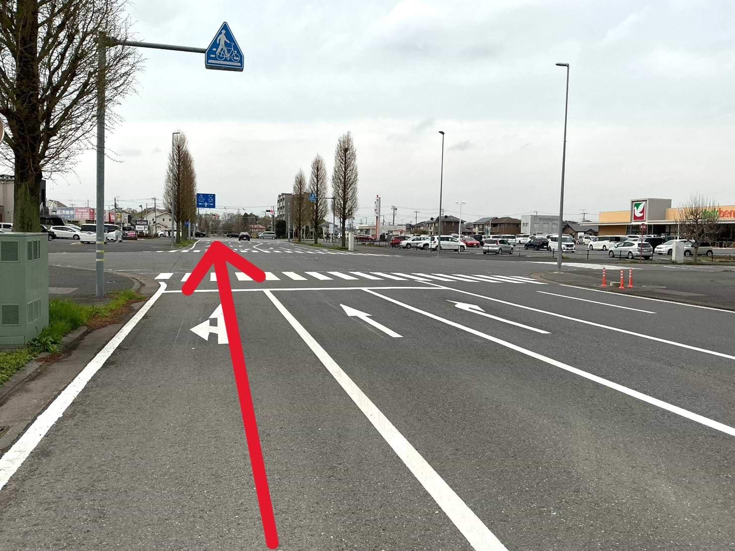 ヨークベニマルひたち野うしく店が右手に見える十字路を直進します