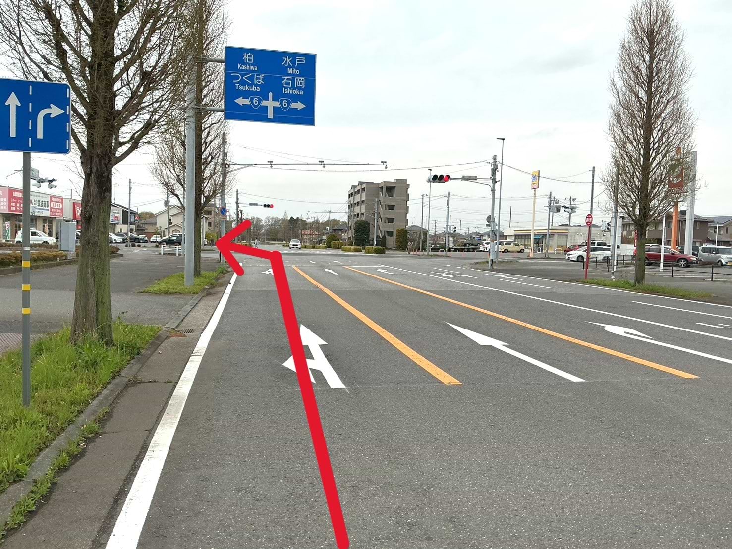 信号超えてすぐ左側に当店と駐車場がございます