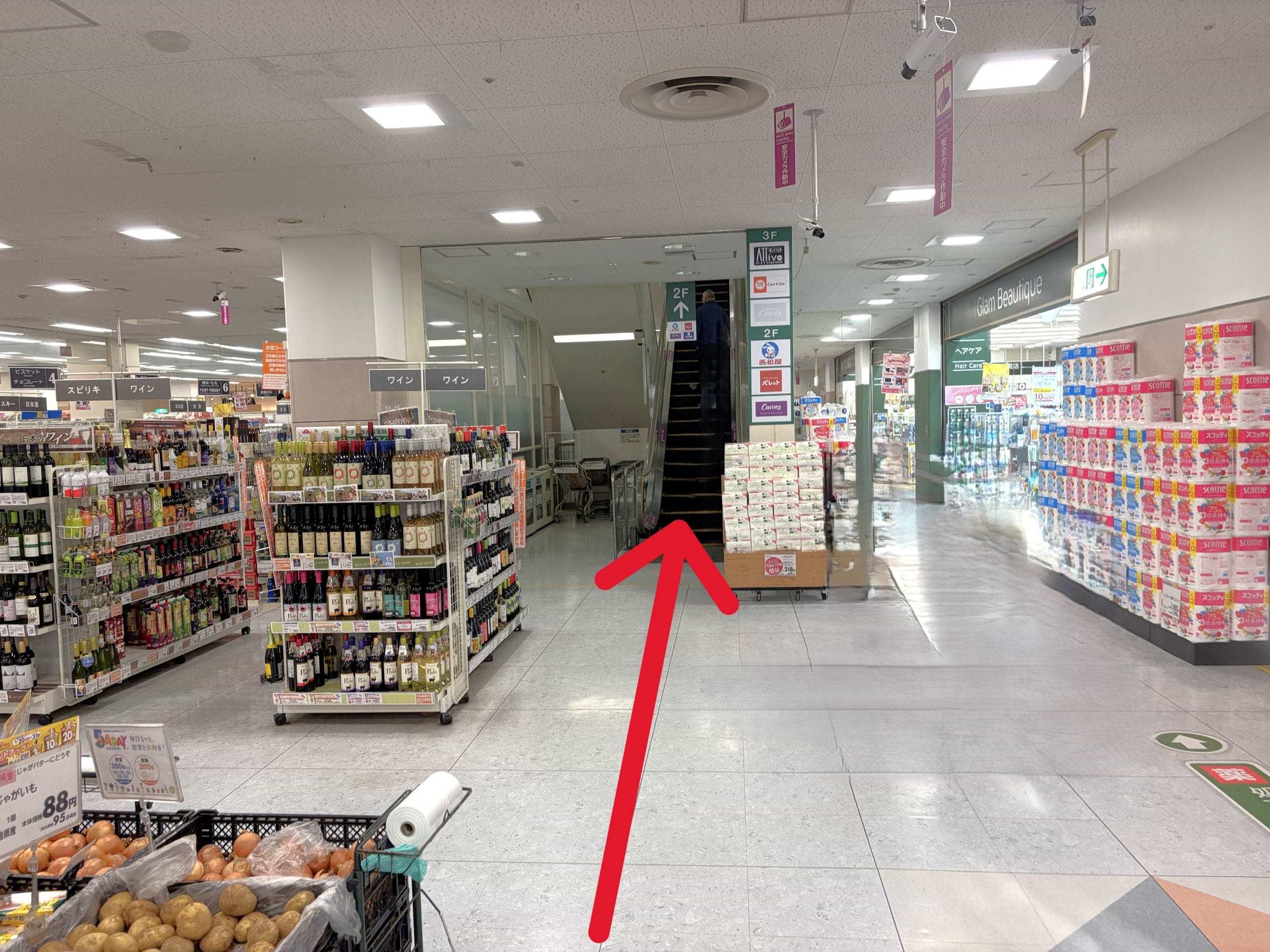 入って正面のエレベーターで2階へお上がりください