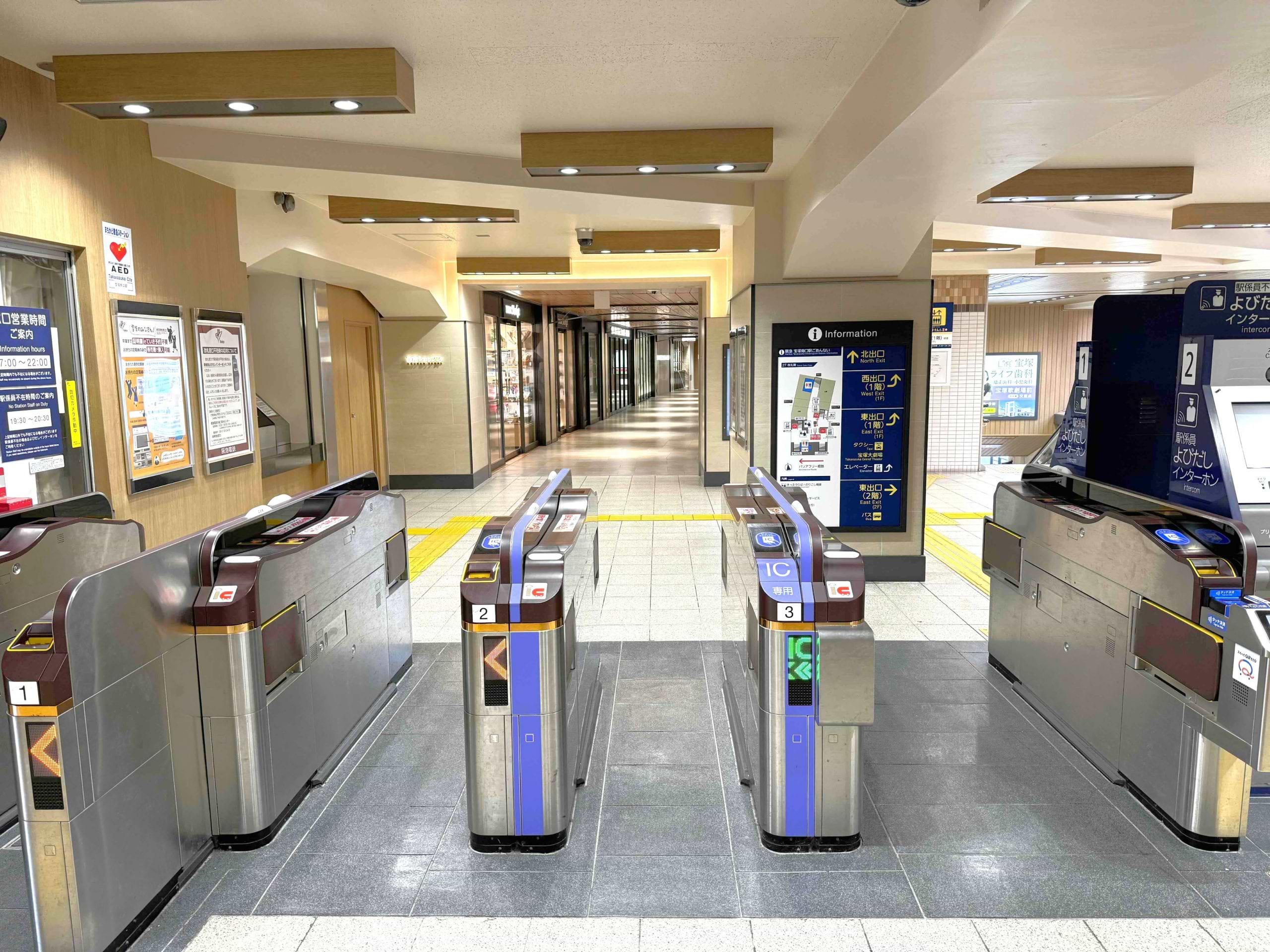 阪急今津線「宝塚南口駅」改札出て、右に進みます