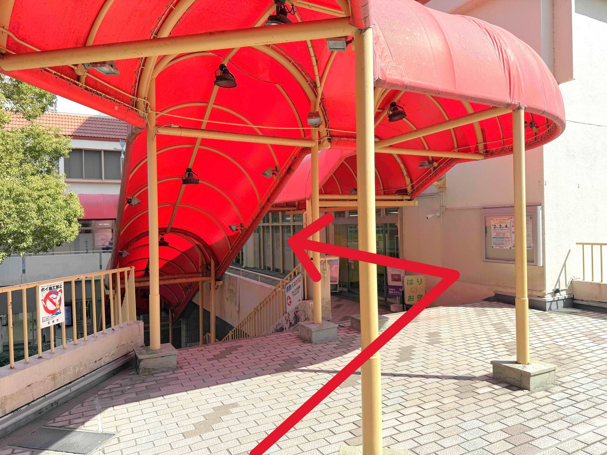 連絡通路を右に進みます