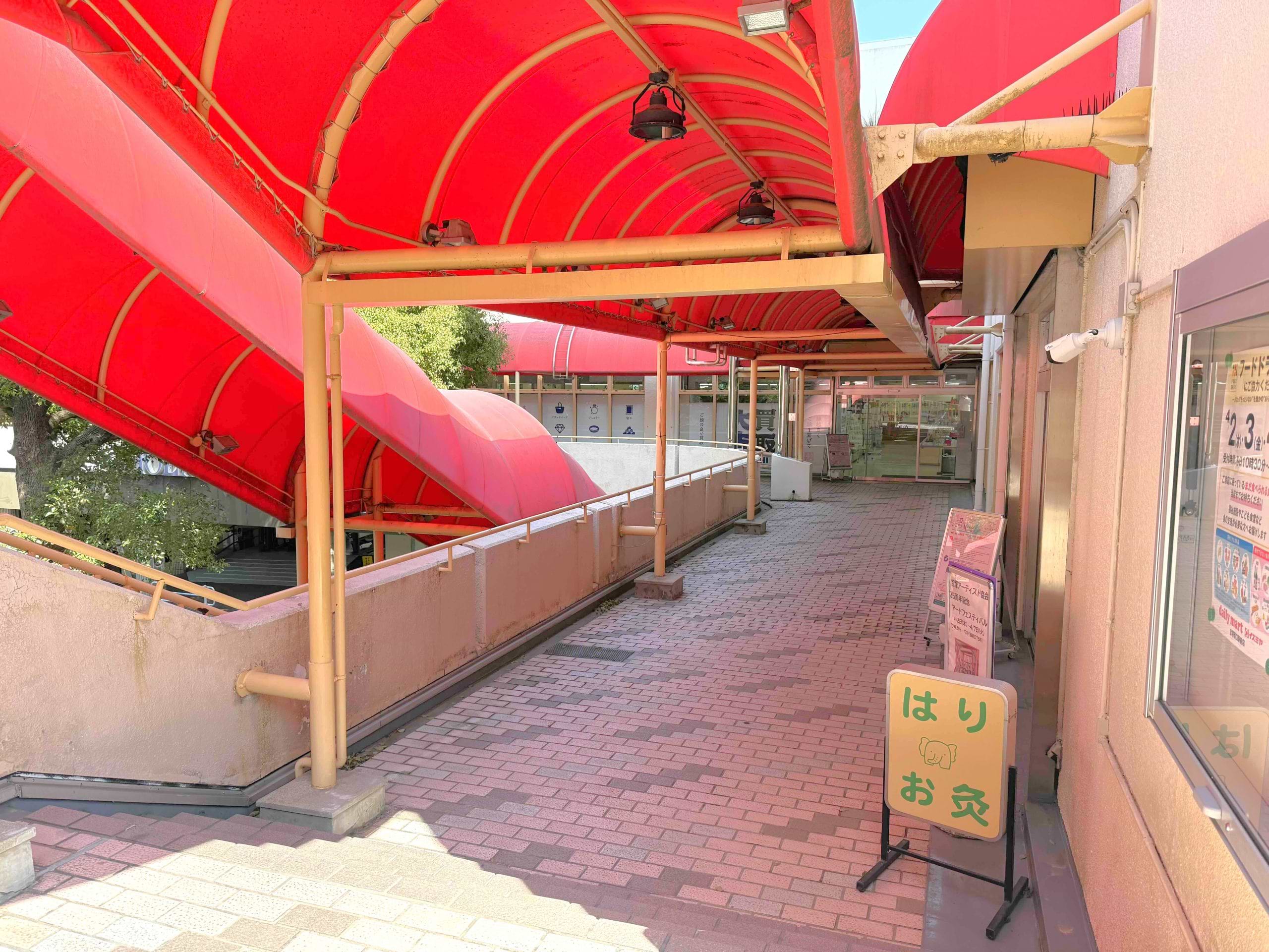 直進するとサンビオラ2階入口が見えます