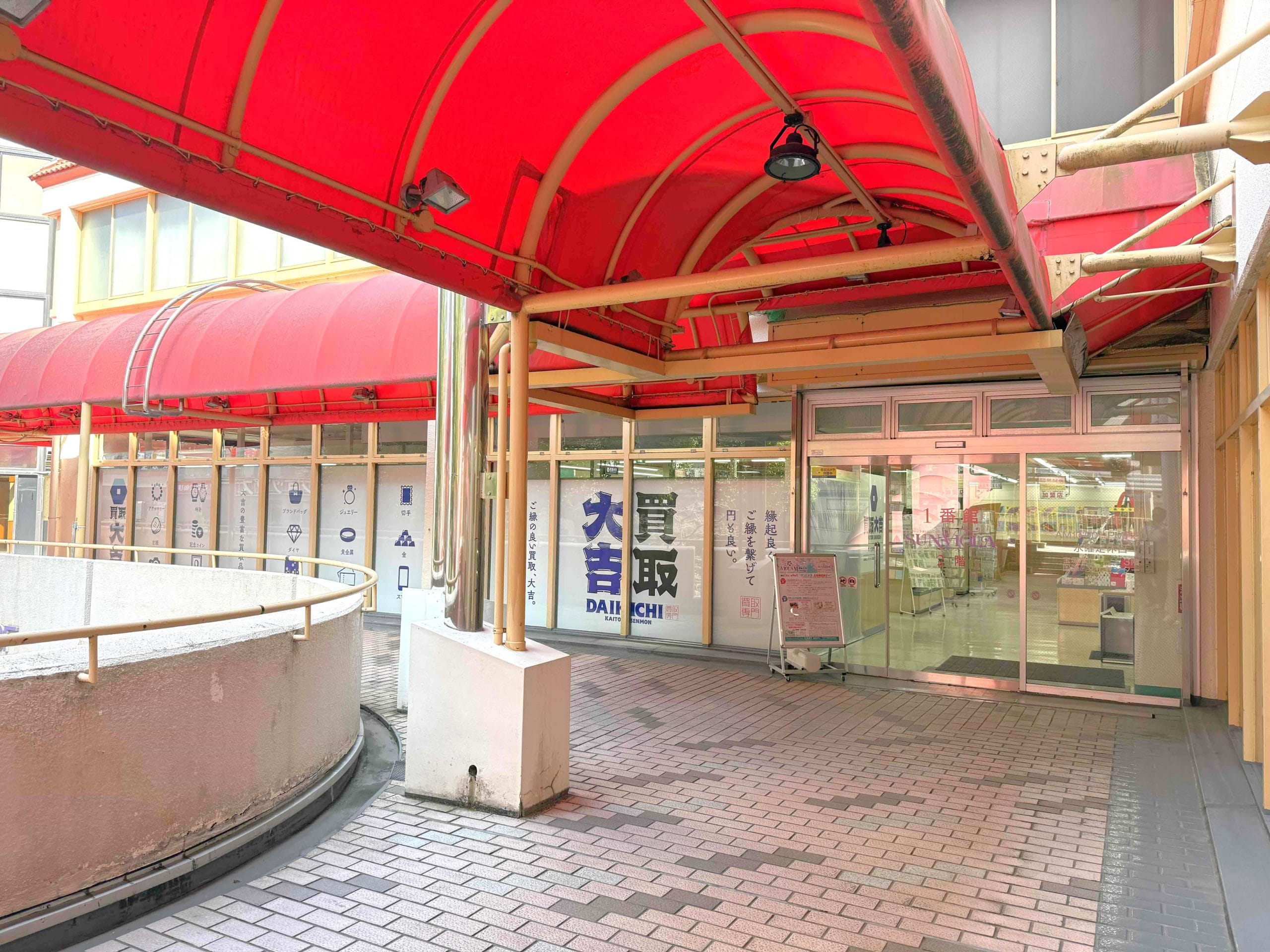 入口入って左に当店がございます