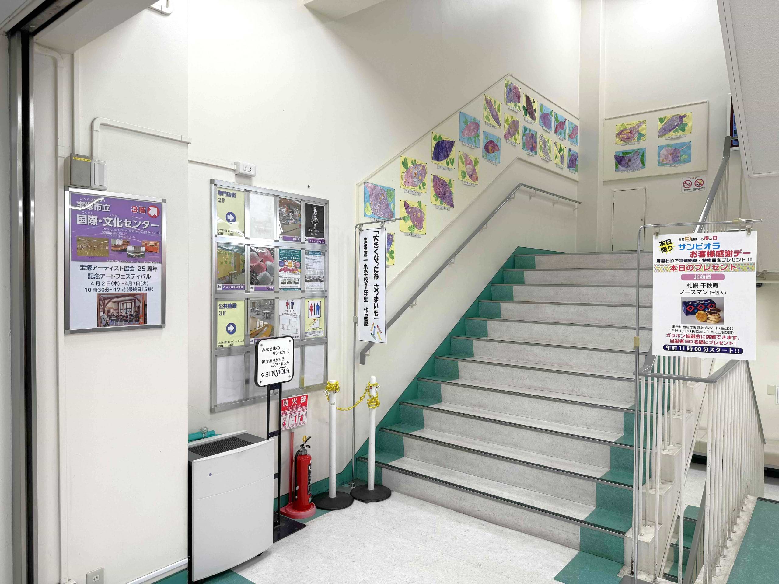 入ってすぐ左に階段がございますので、2階へ上がります