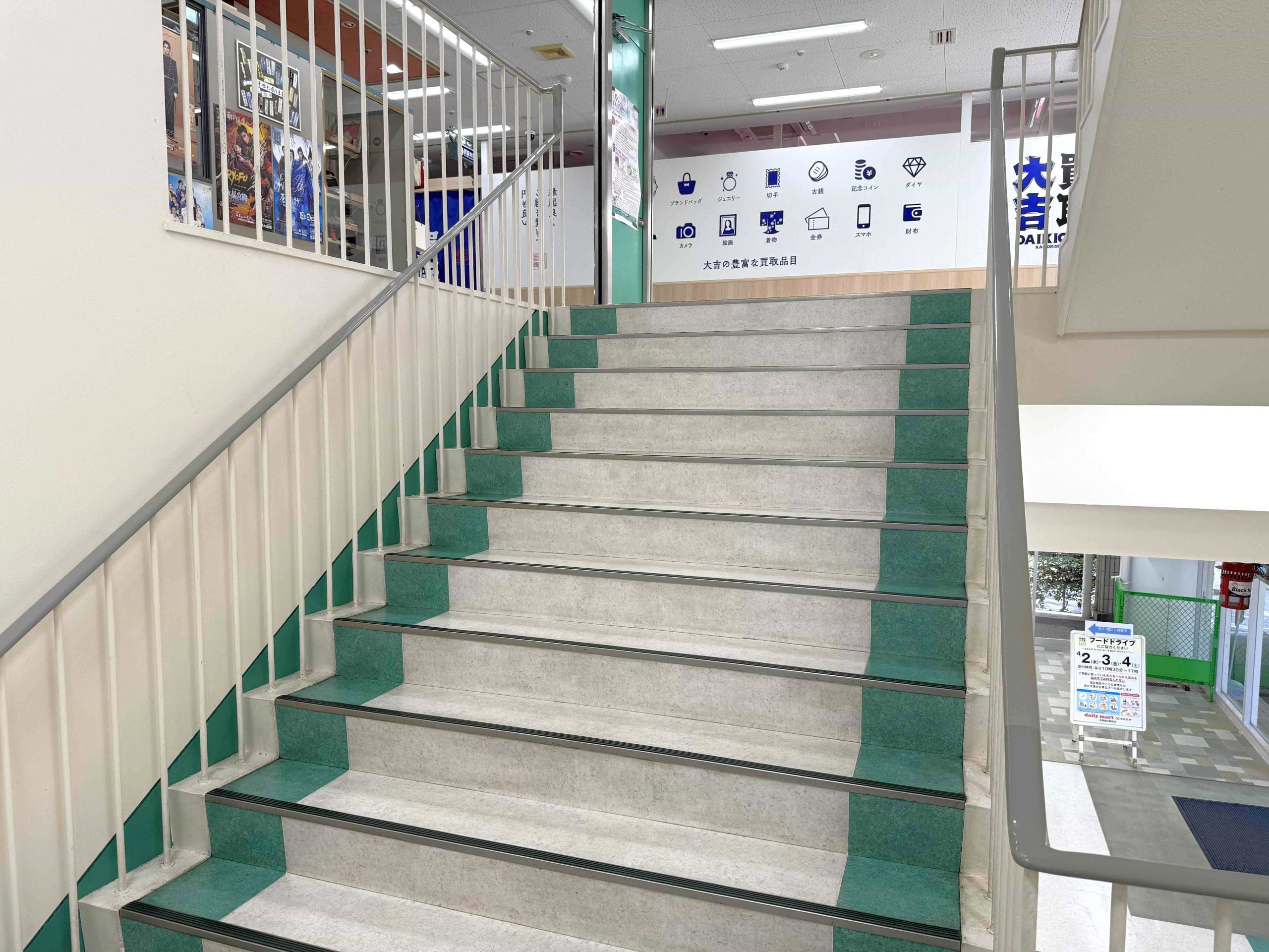 階段を上っていただくとすぐ目の前に当店がございます