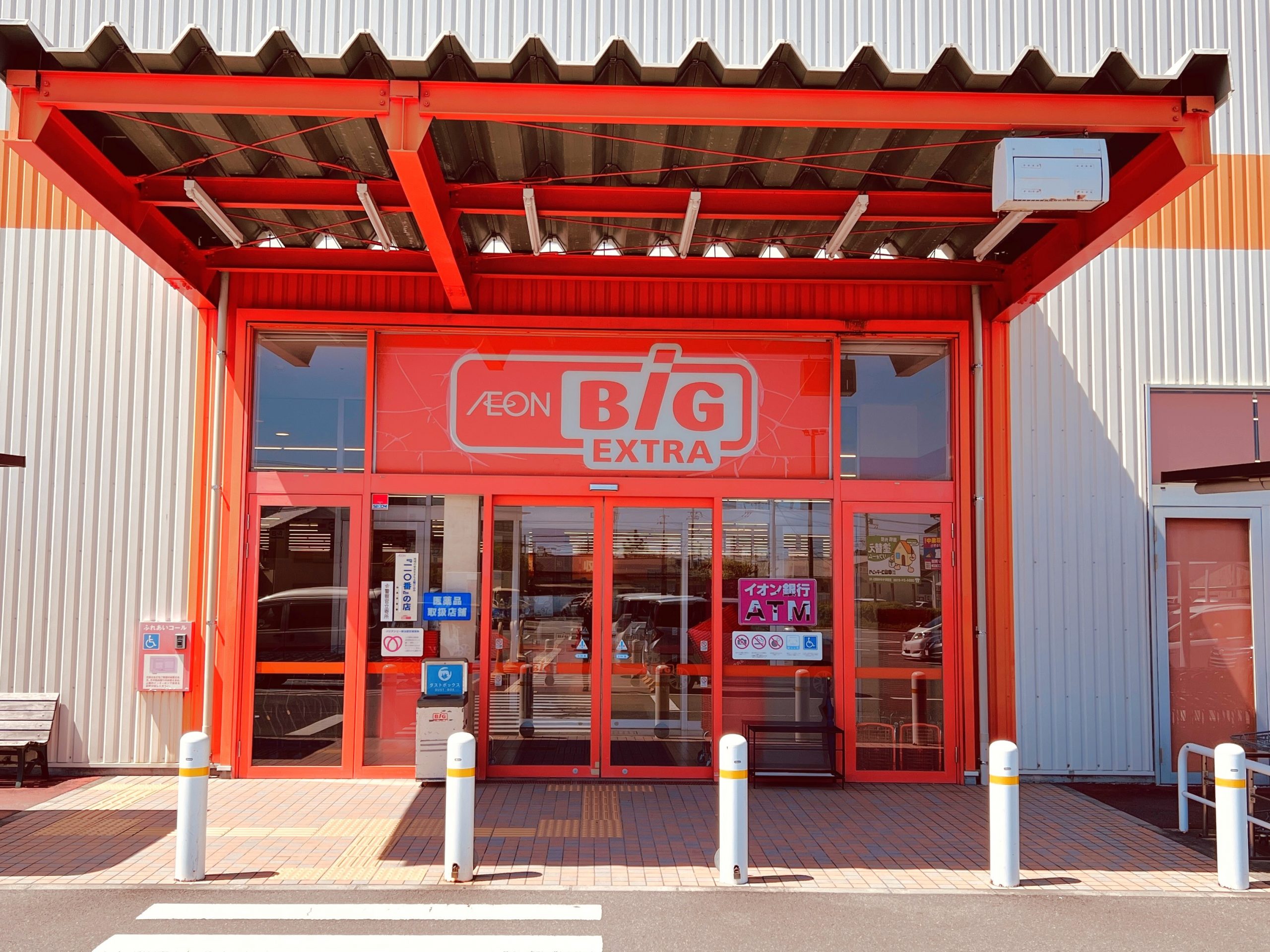 お車を駐車後こちらの入口からお入りいただき、右方向へ進んでいただきますと当店がございます