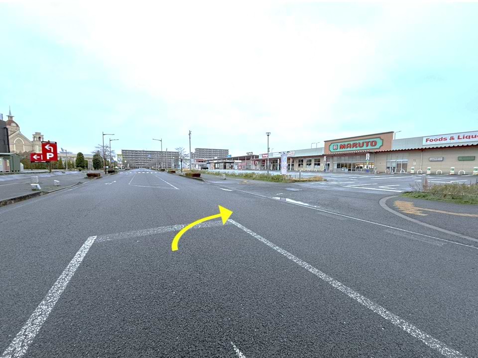 こちらのロゼオ水戸 駐車場入口よりお入りください