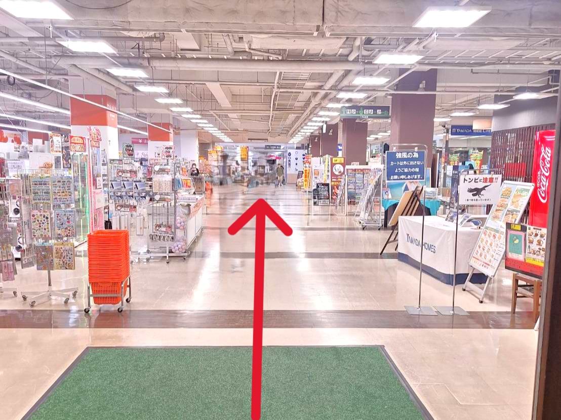 入口を入り、そのまま直進します