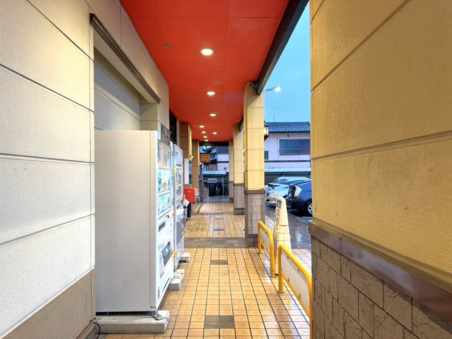 自動販売機横を通過します