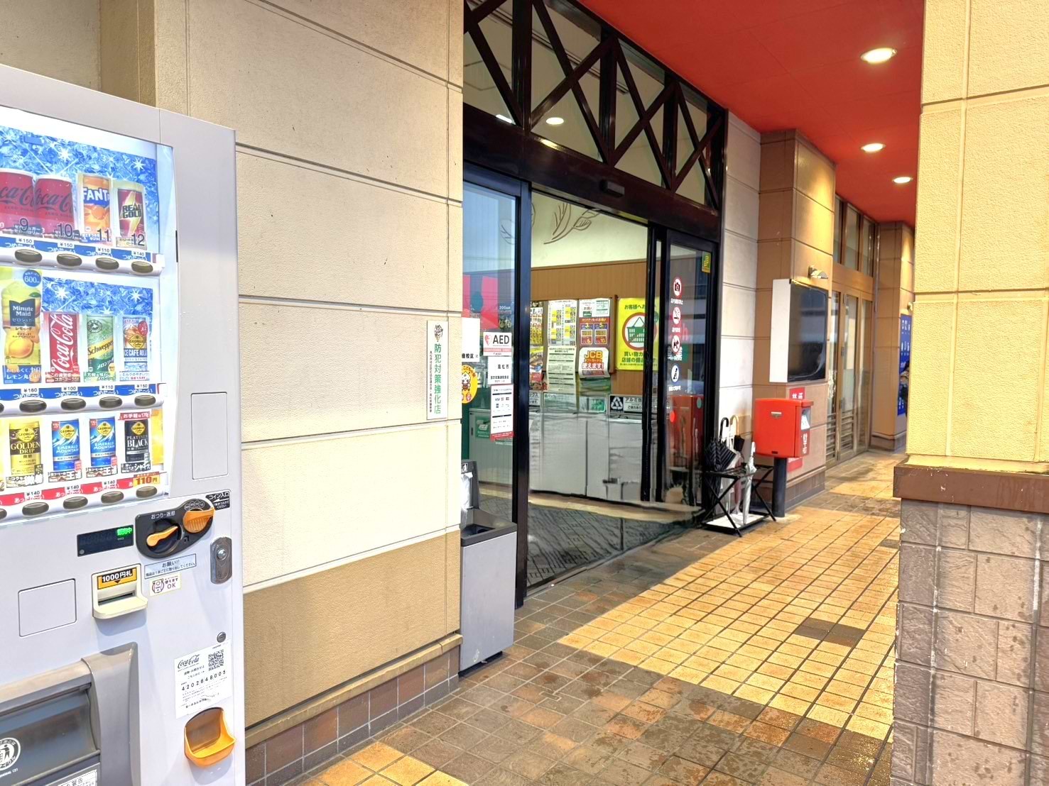 南側出入口を過ぎて左に当店がございます