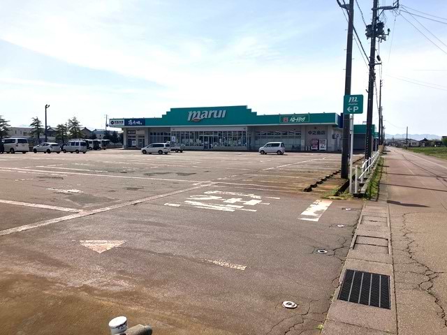 施設入口から駐車場に入ります