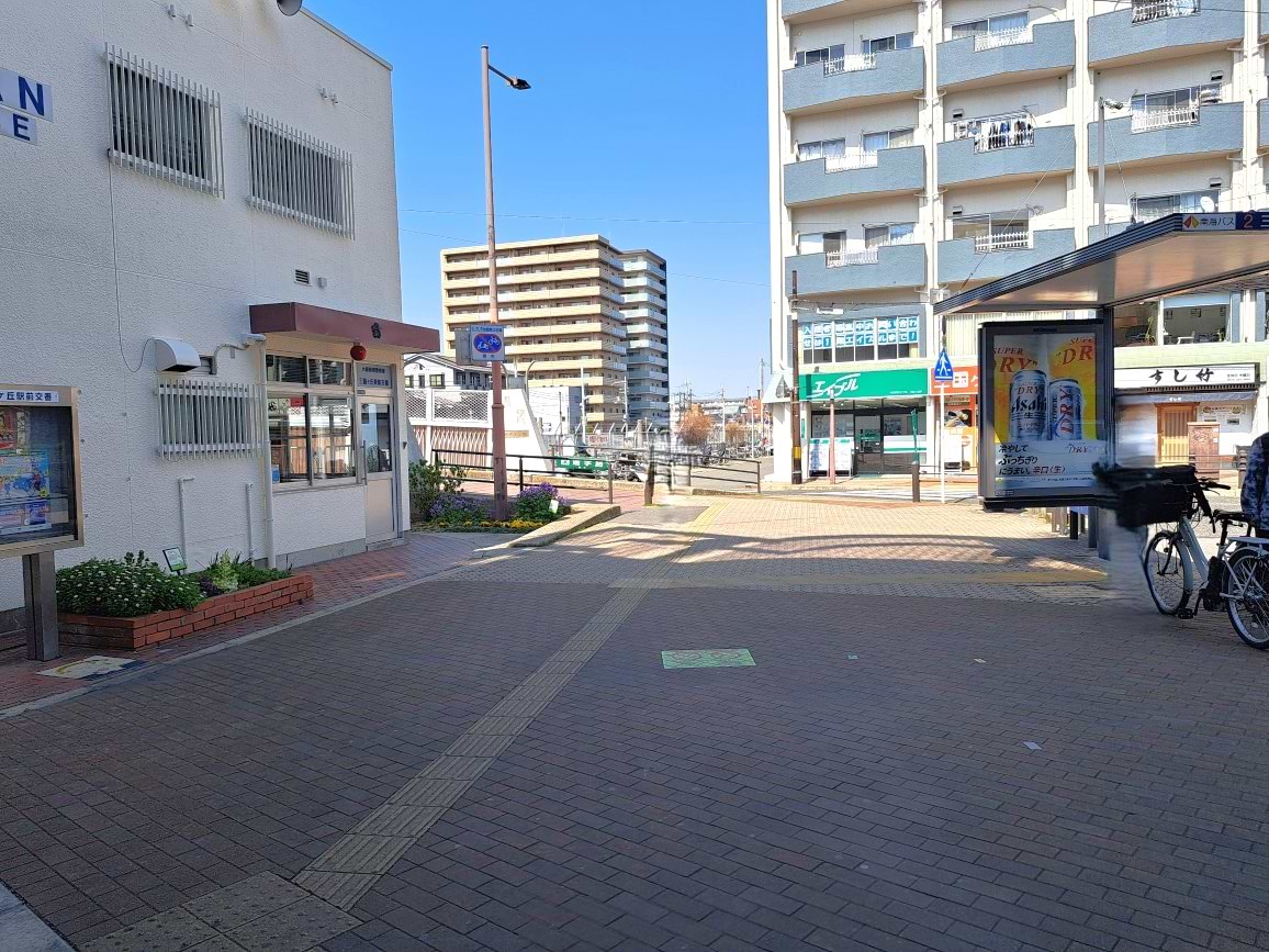 三国ケ丘駅前交番の前を通過します