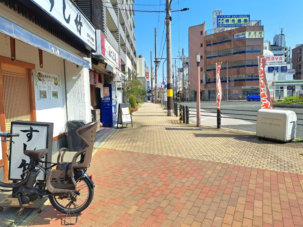 そのまま直進すると、大阪信用金庫 三国ケ丘支店・餃子の王将 三国ヶ丘駅前店の先に当店がございます