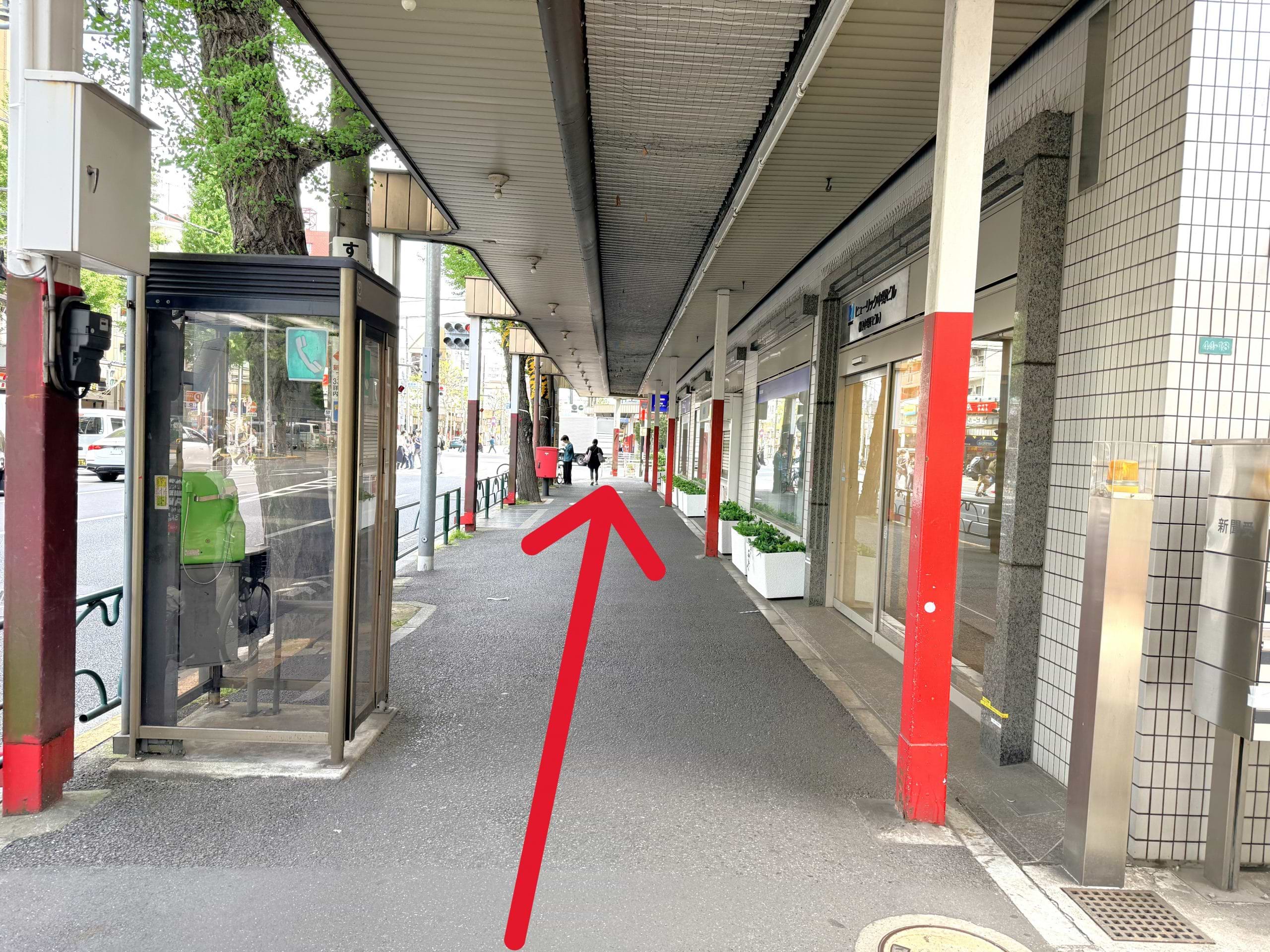 そのまま直進するとみずほ銀行ATM（中野支店）が右手に見えてまいります