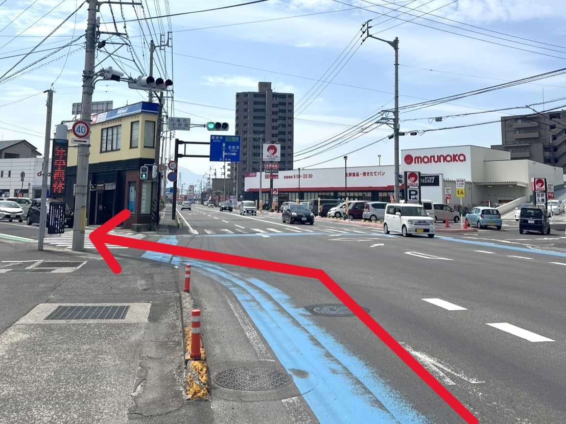 マルナカ中府店前交差点を左斜めに入ります