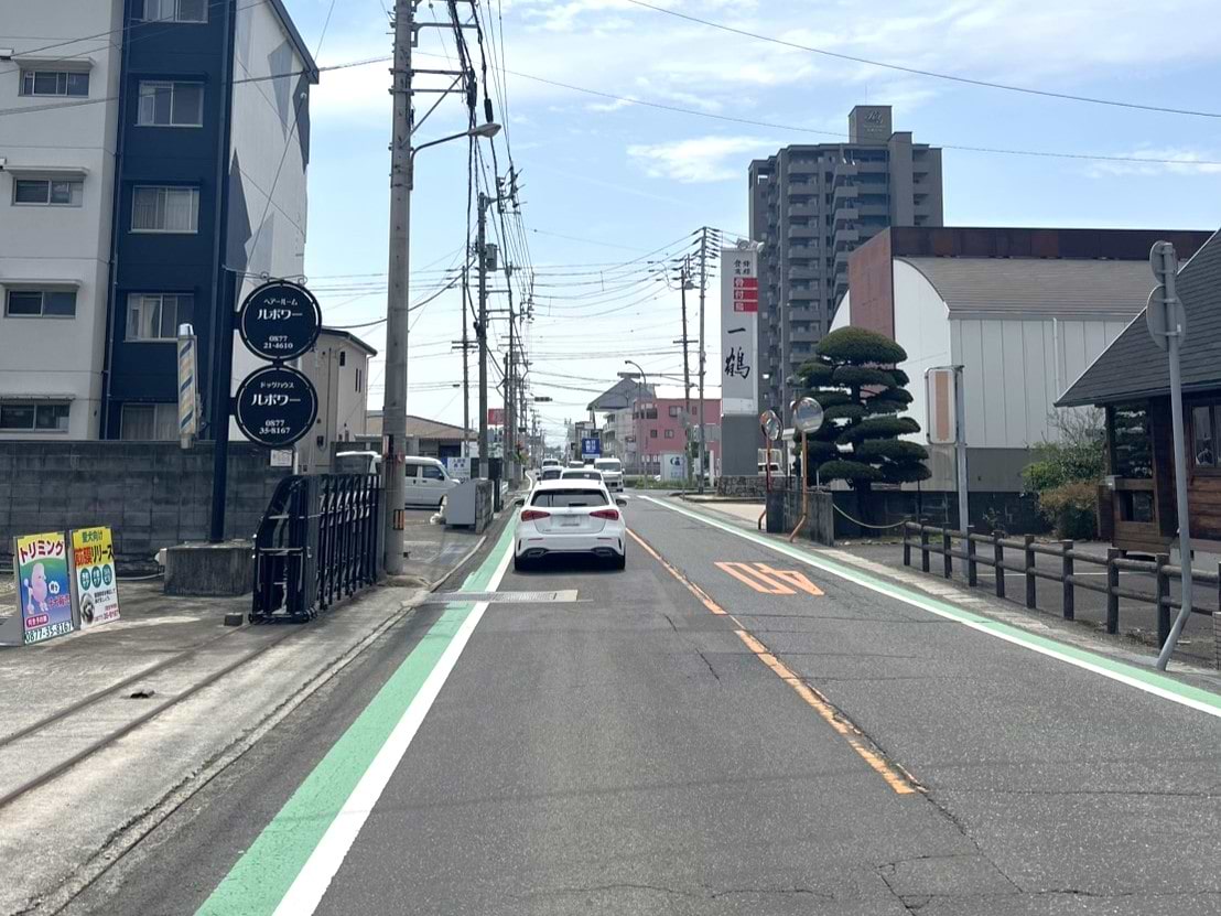 直進していくと、骨付鳥 一鶴 中府店が見えてまいります