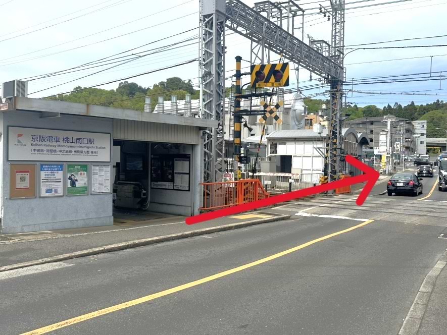 京阪宇治線 桃山南口駅の改札を出て、左（京都外環状線側）へ進みます