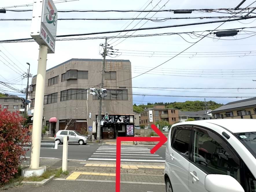 セブン-イレブン 伏見桃山南口店前の横断歩道を渡り、右折し直進します