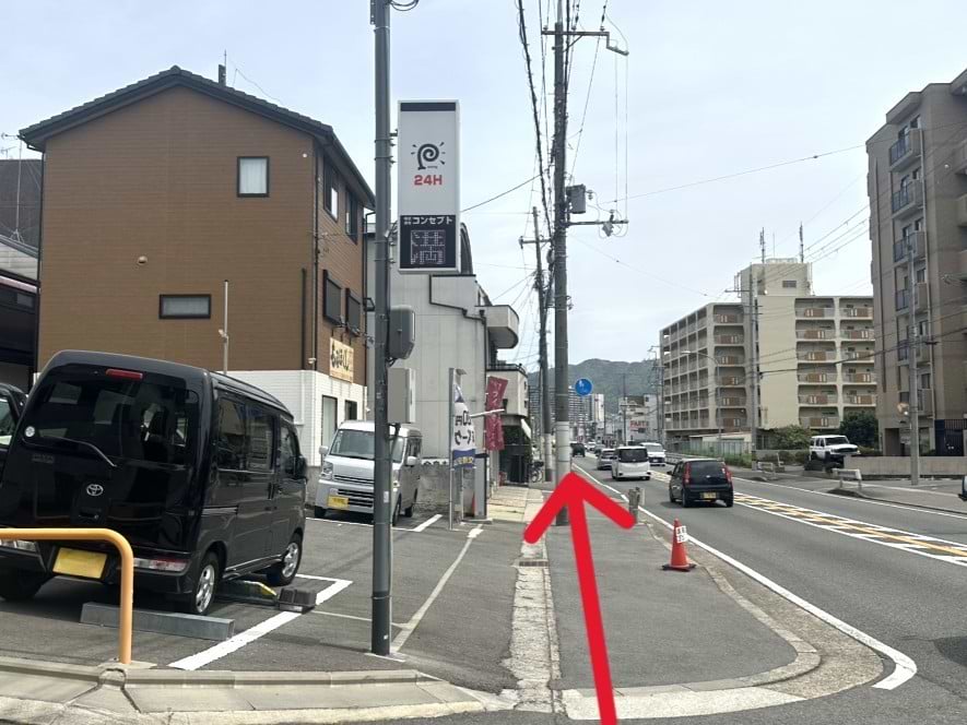 コンセプトももたんコインパーキング前をさらに直進します