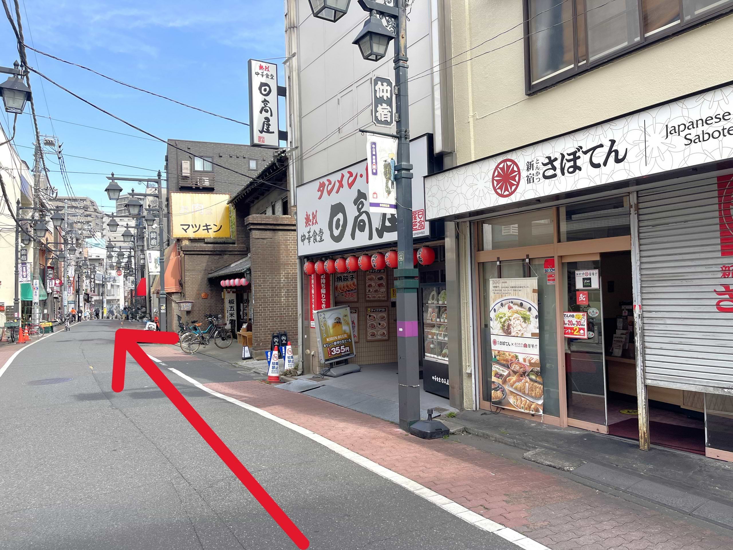 そのまま商店街を直進します