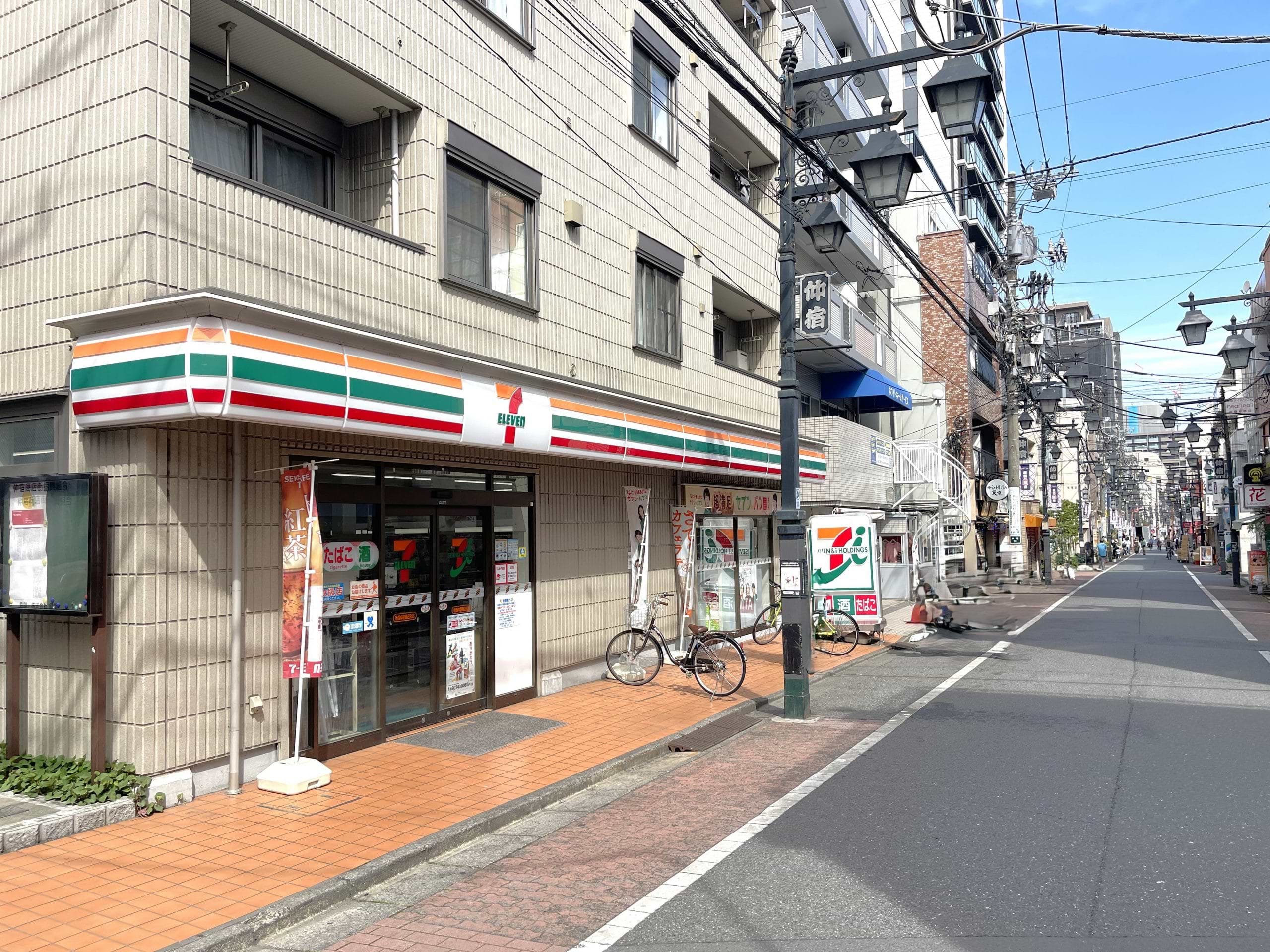 左手にセブン-イレブン 板橋仲宿商店街店が見えたら、すぐ先に当店がございます
