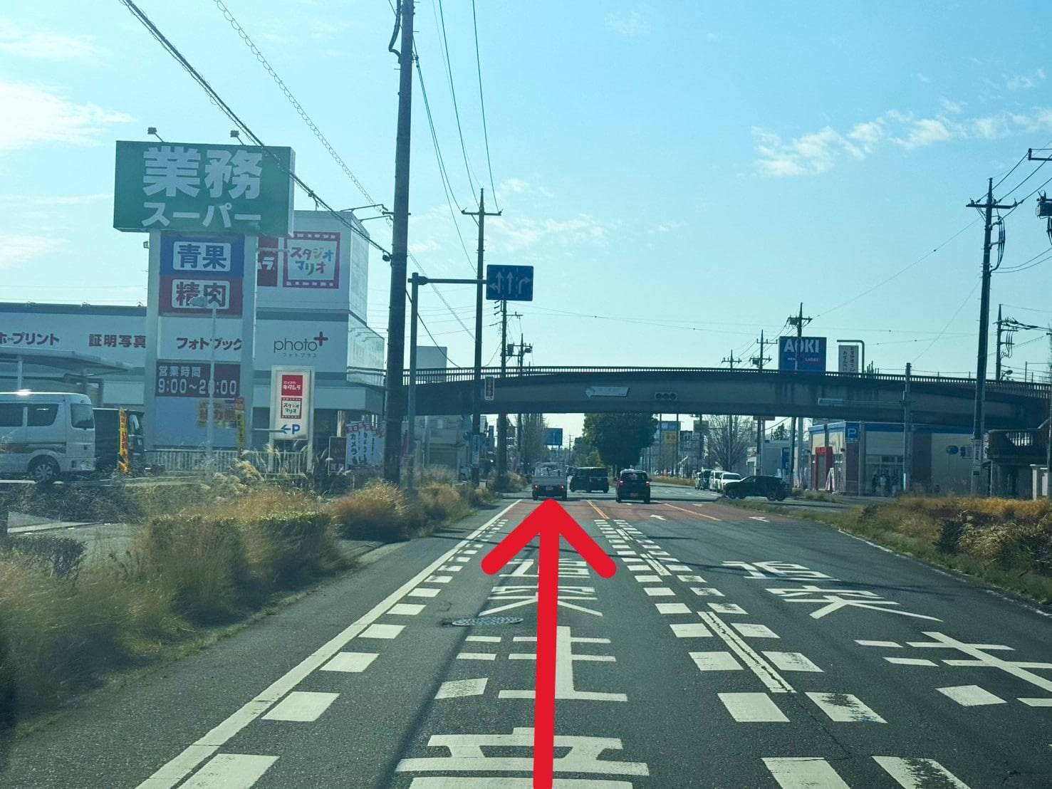 業務スーパー 龍ヶ崎店を左手に、ぬく森通りを中根台4丁目交差点に向かって直進します