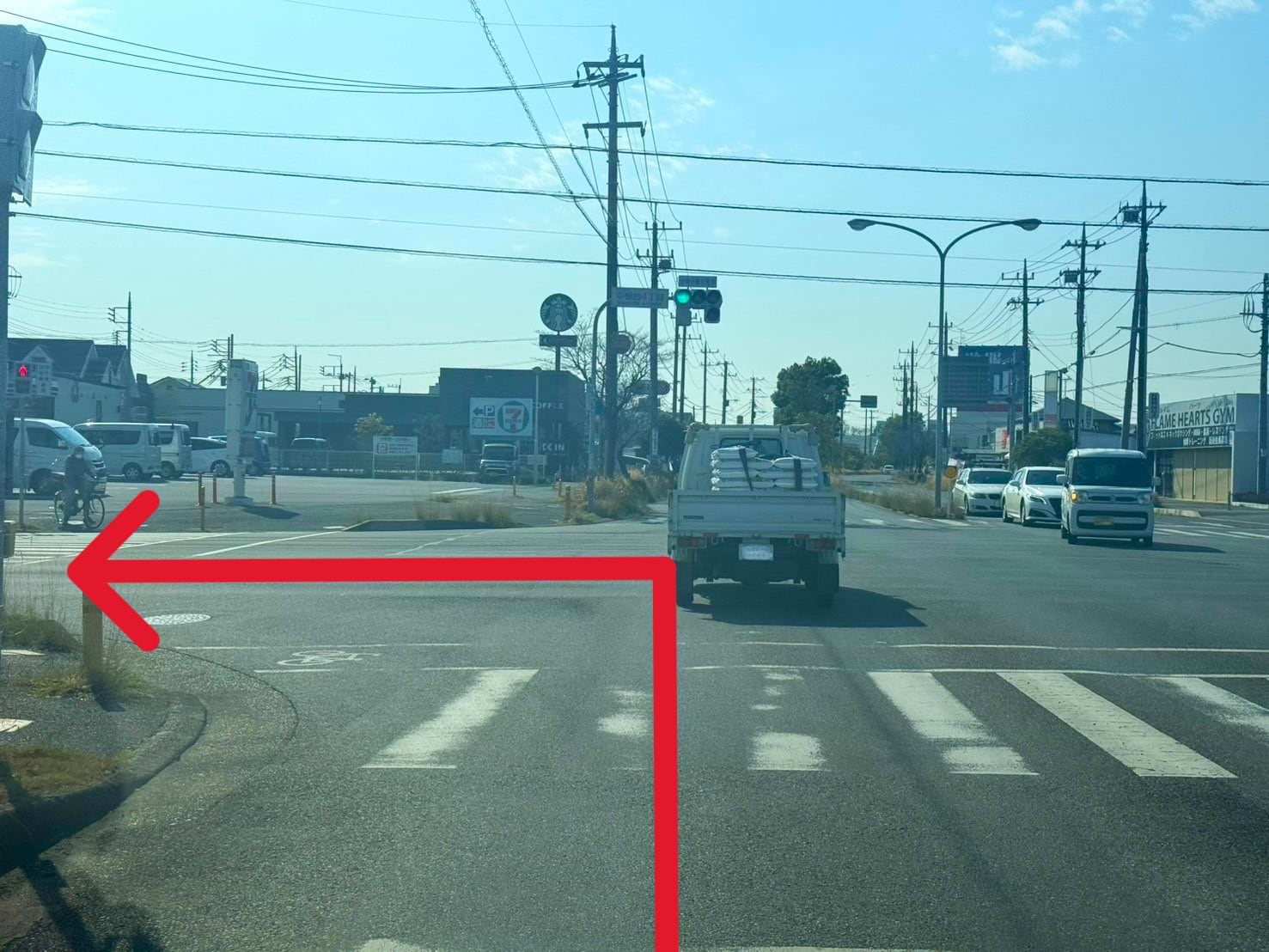 中根台4丁目交差点を左折し、おなばけ通りへ入ります