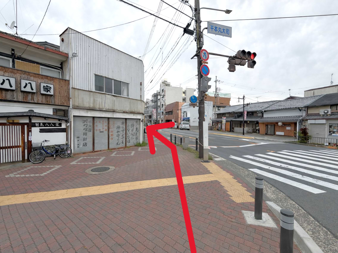 千本丸太町の交差点を北上いたします