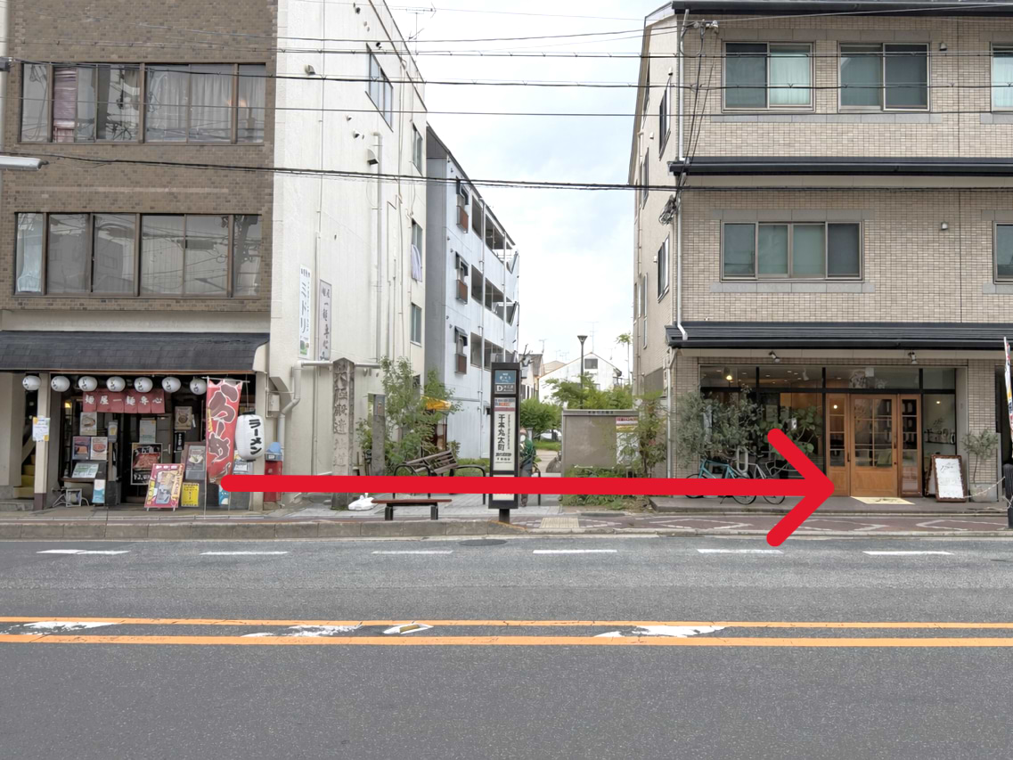 市営千本丸太町バス停を通過いたします