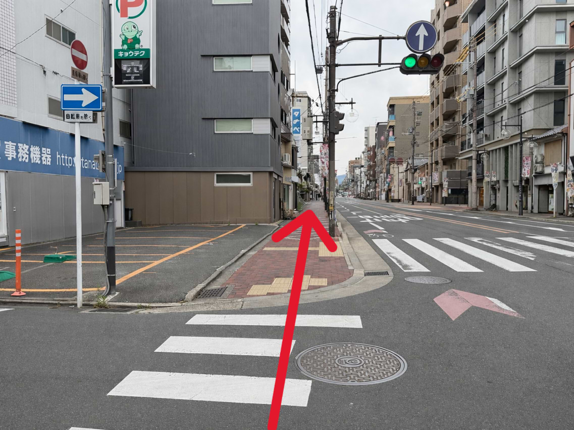 千本下立売交差点を渡っていただくと、左手側に当店がございます