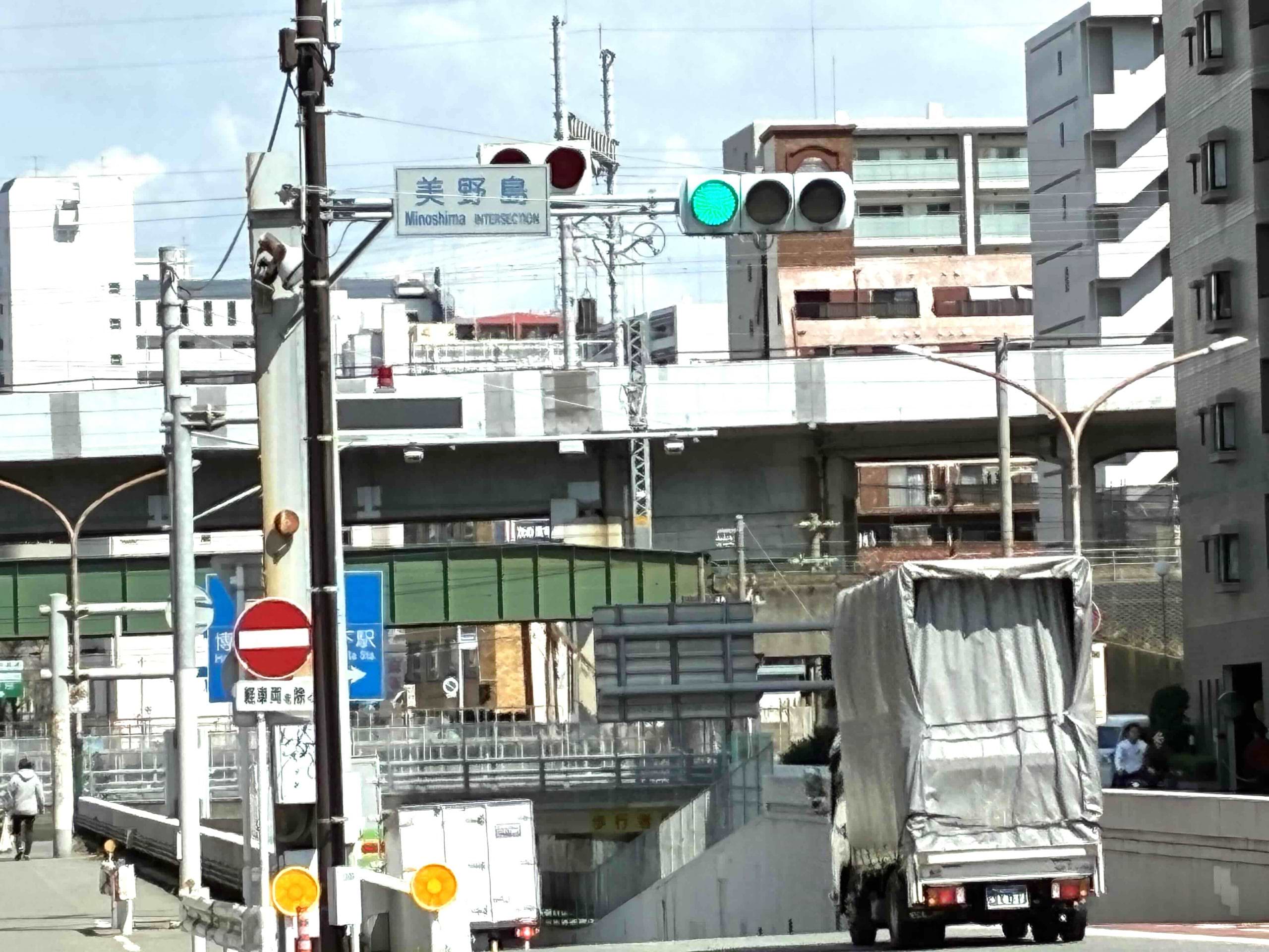 美野島交差点を左折します