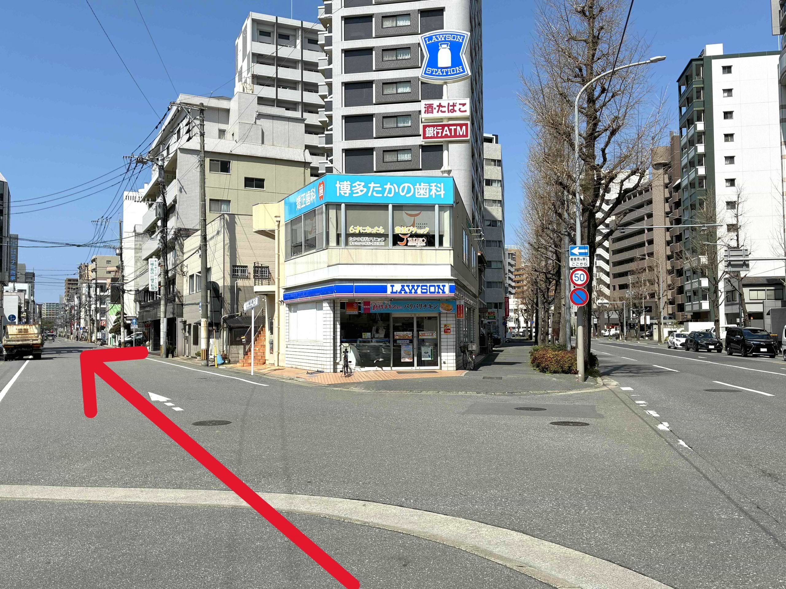 左折してすぐ左側の小柳通りを直進します