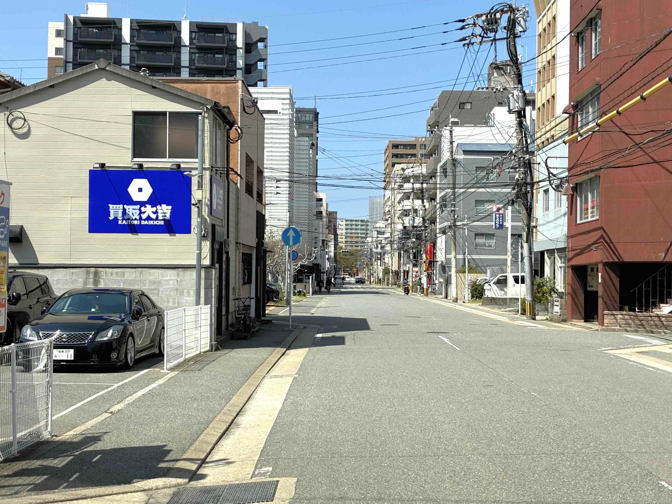 左側に買取大吉の青い看板が見えてきます