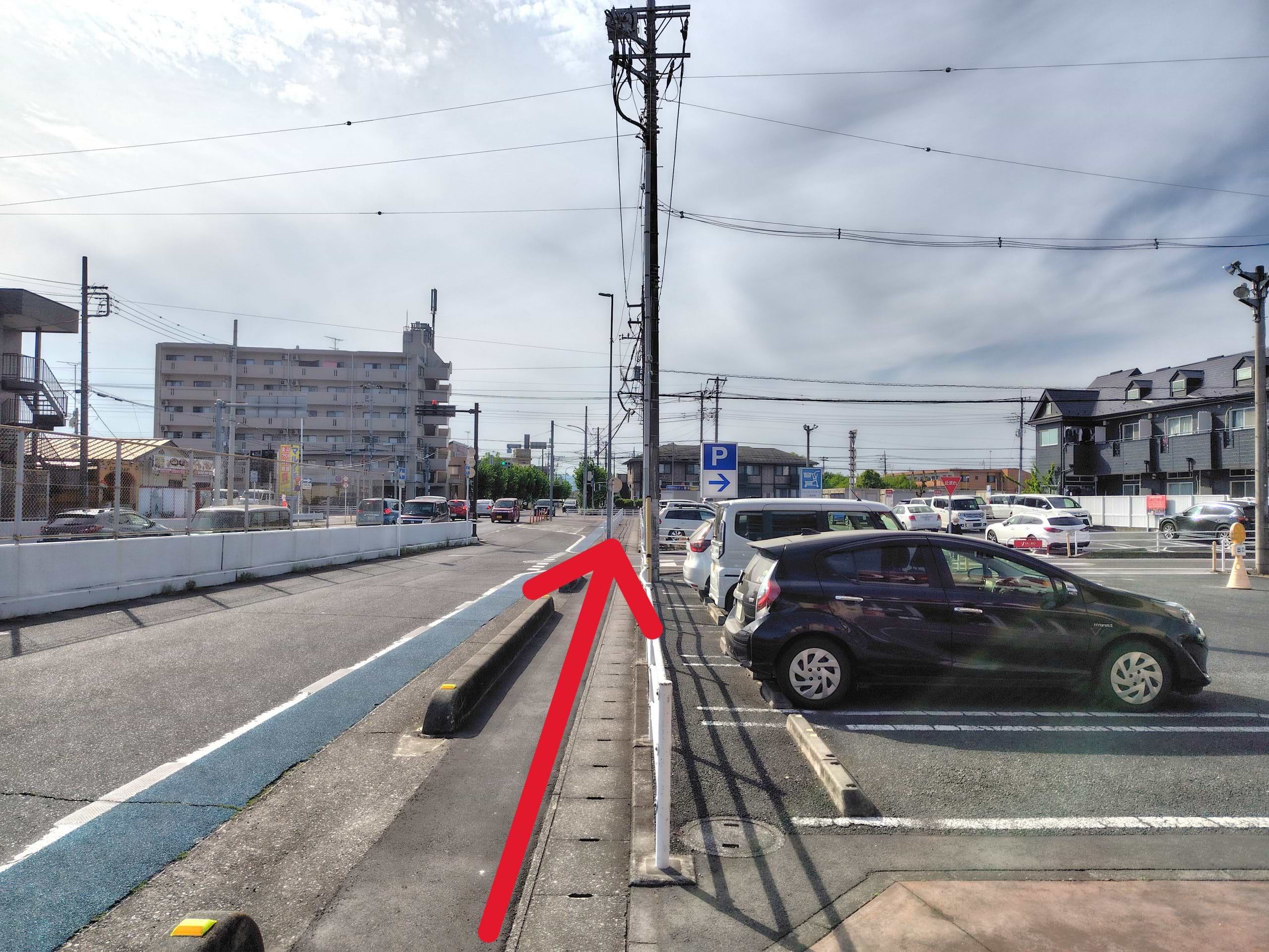 ヤオコー坂戸店様を背にして、にっさい方面に進みます