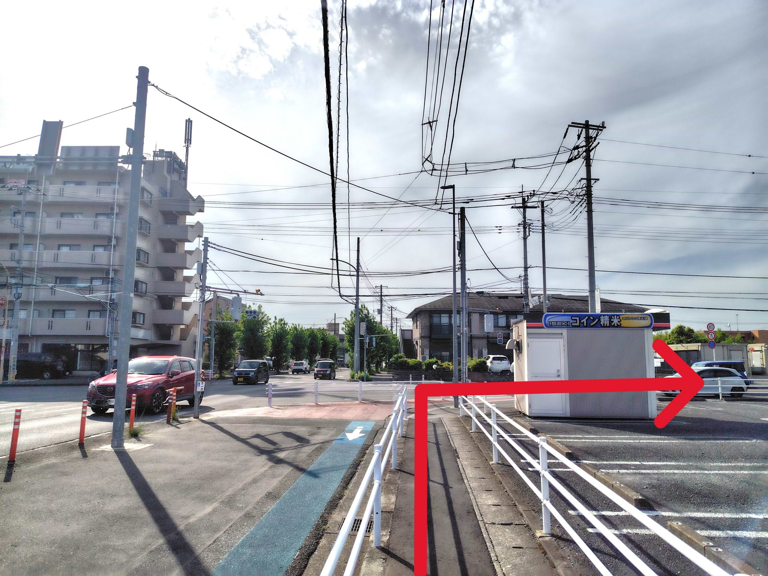 1つ目の交差点（坂戸中央地下道）を右折します