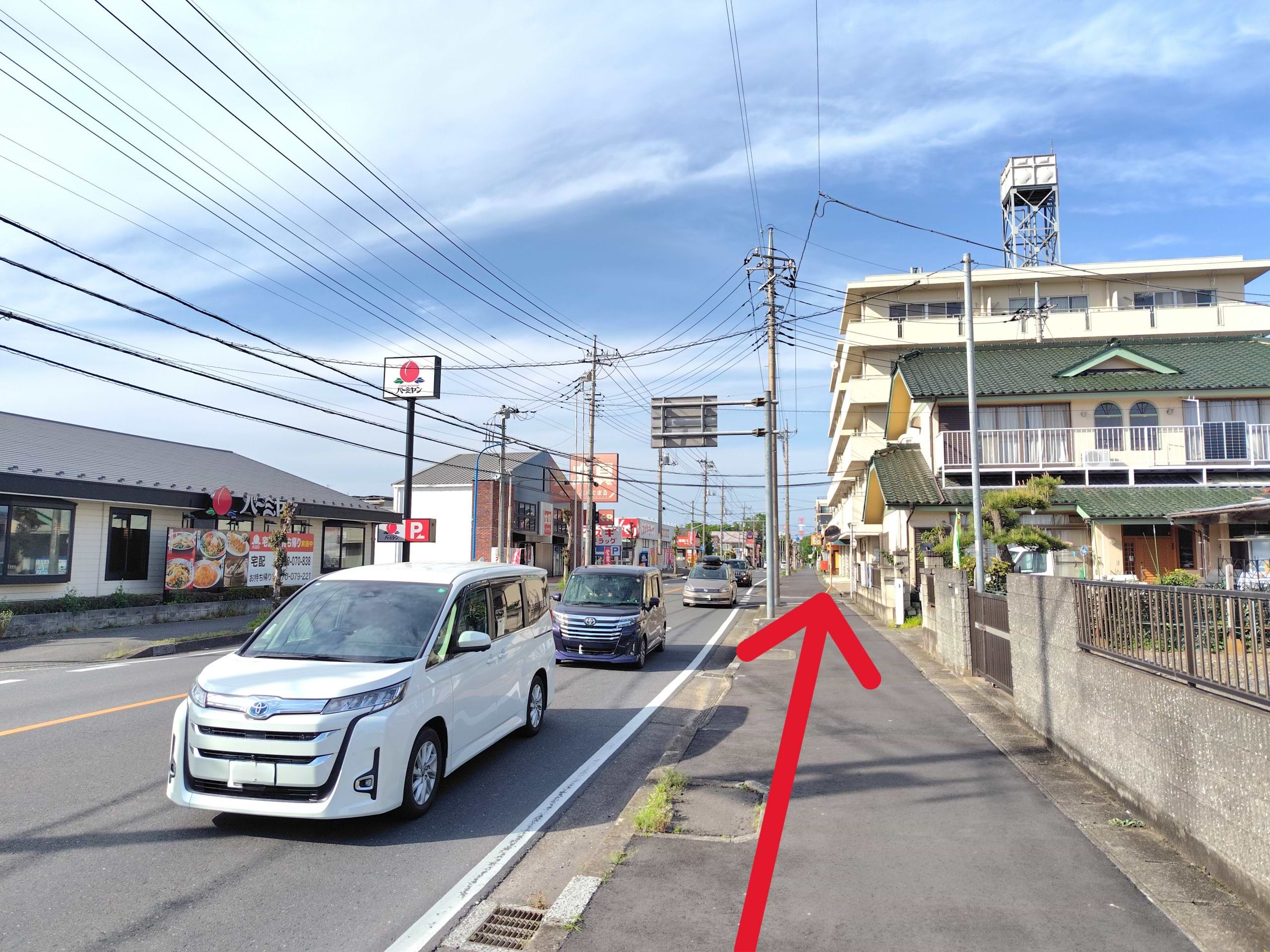 バーミヤン坂戸泉町店様を左手に通過すると、すぐ右手に当店がございます