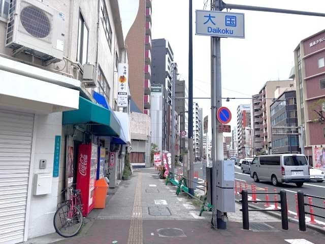 出てすぐ正面の「らぁ麺晴れルヤ」を左手に、桜川恵美須町線沿いを50mほど進みます