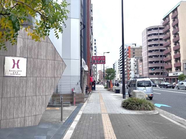 赤い看板の「まるよし」の手前が当店でございます