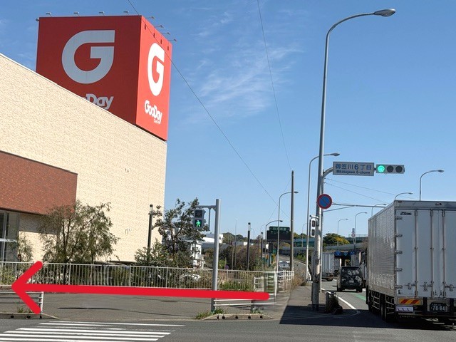 博多方面から御笠川6丁目交差点を左折します