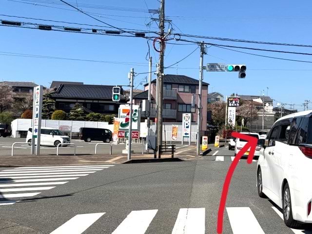 セブン-イレブン 大野城大城１丁目店を通過し、そのまま直進します