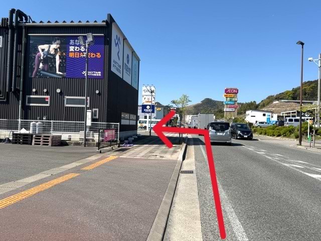 左手に買取大吉の青い看板が見えてまいりますので、左折いただくと当店がございます