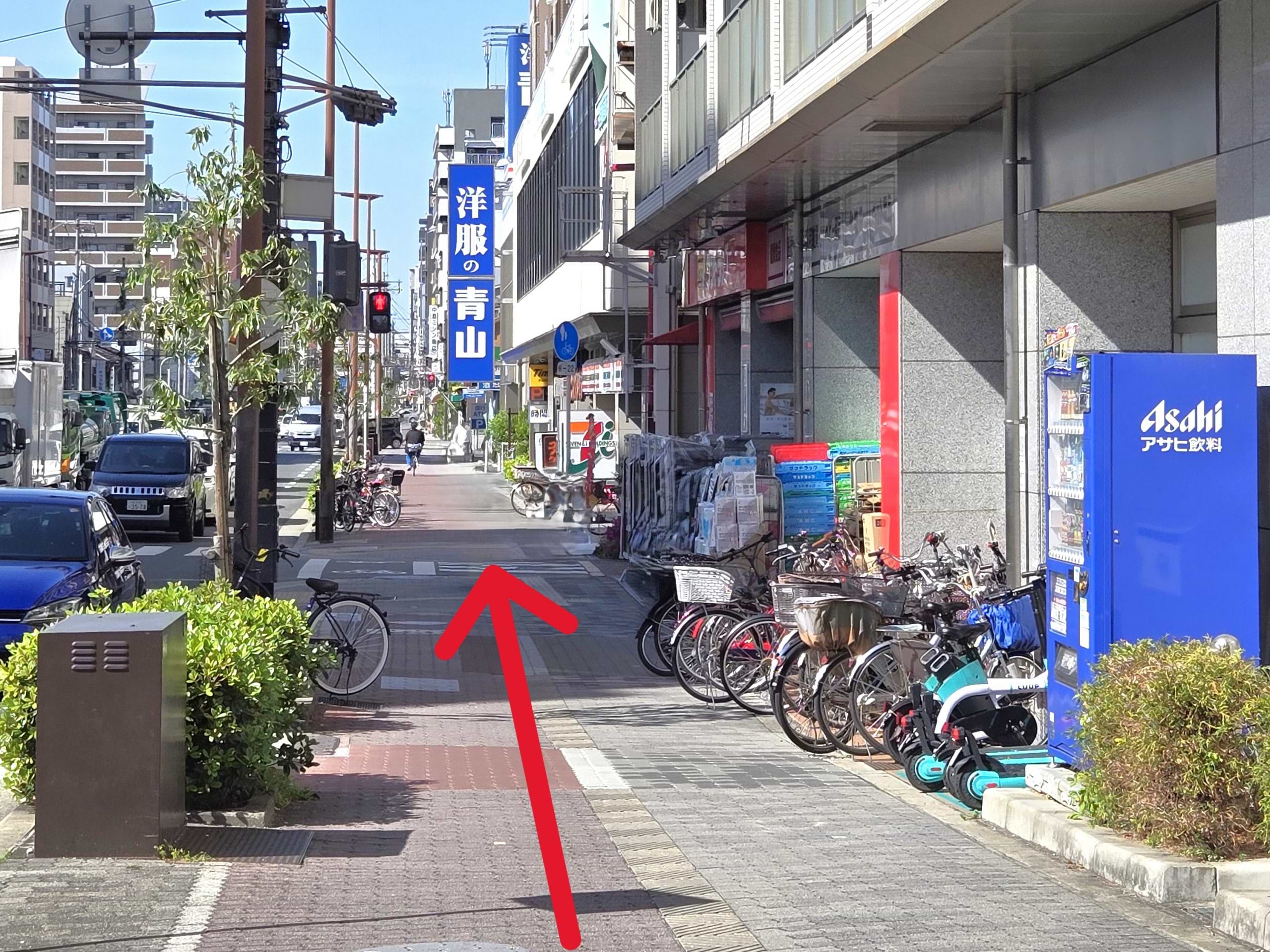 右手に見える、洋服の青山 大阪今里店を目印に直進します