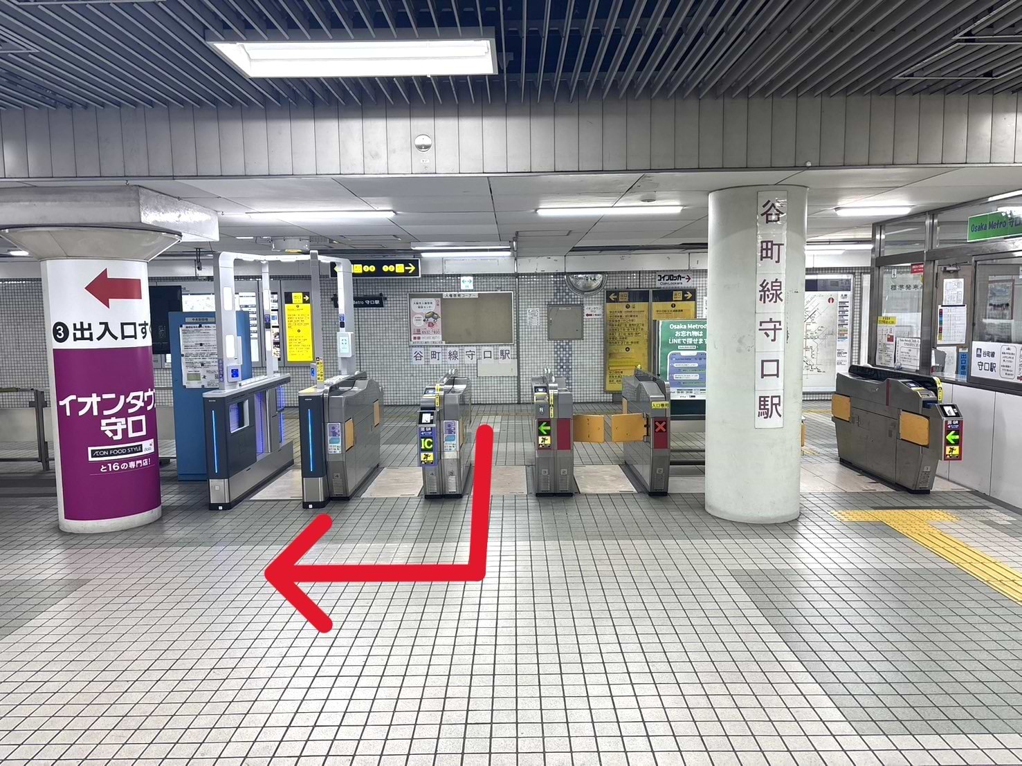 改札を出て、3番出口方面へ進みます