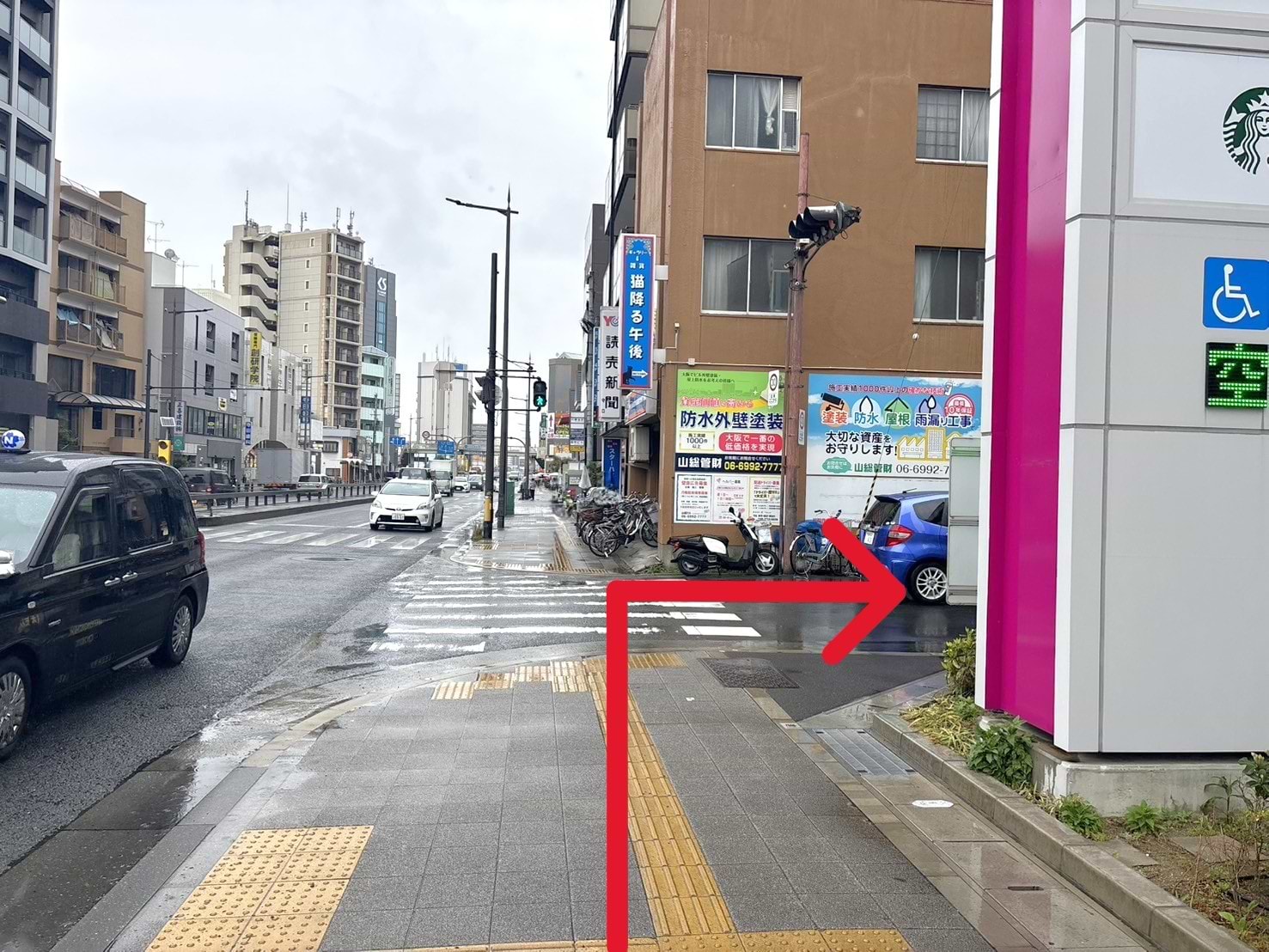 横断歩道を右へ曲がったところに当店がございます