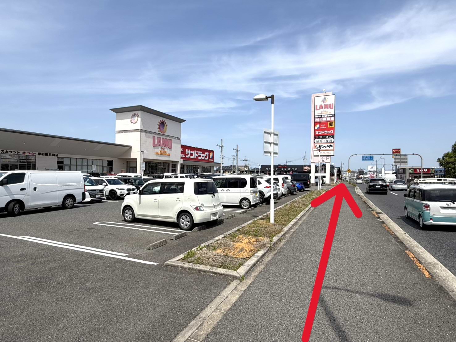ラ・ムー 岸和田三田店から国道26号線方面へ直進します