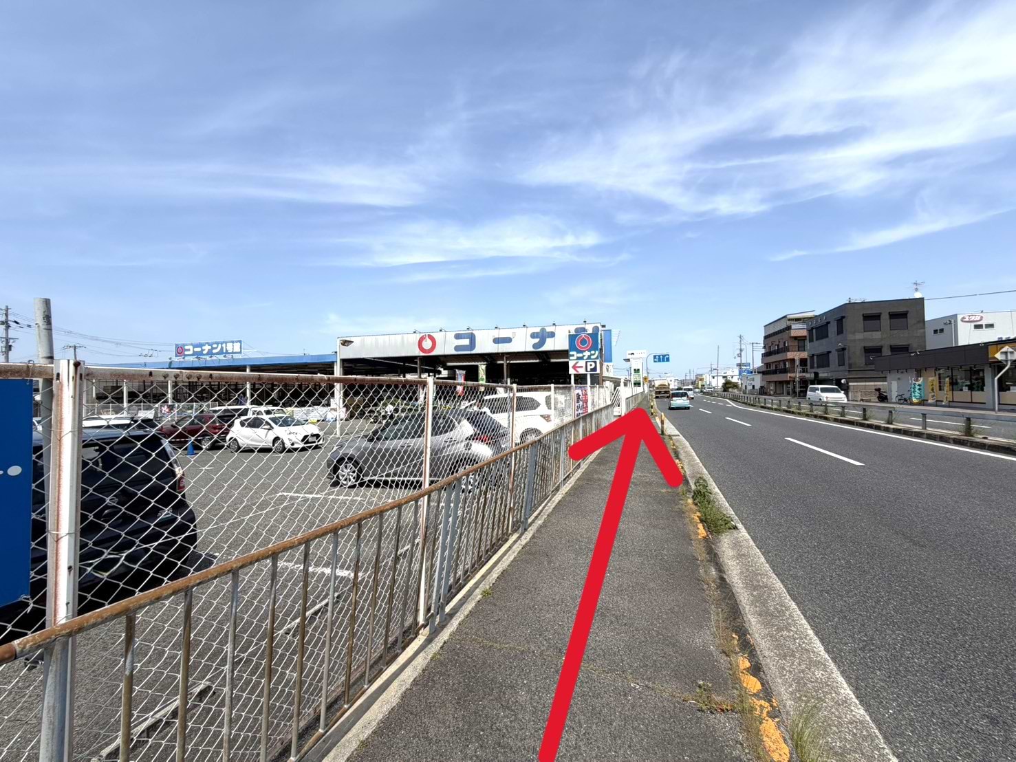 コーナン岸和田三田店を左手に、さらに直進します