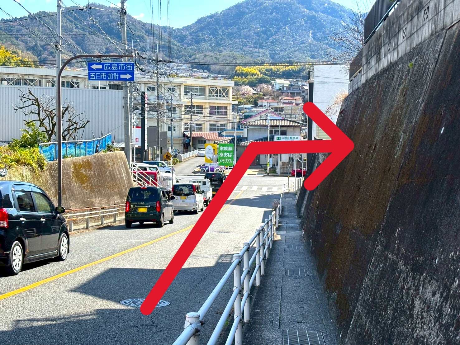 県道268号線の坂を下りて、突き当りの「安小学校前」交差点を右折するとすぐ左手に当店がございます