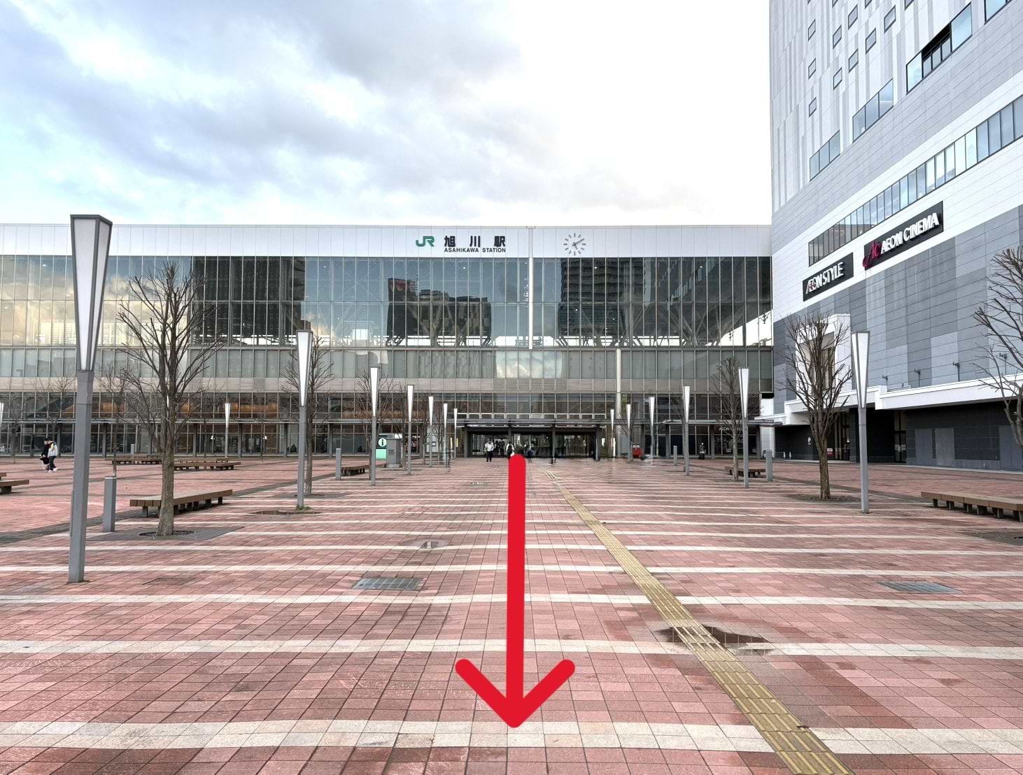 旭川駅北口から買物公園方面に向かって、2つ目の信号まで直進します