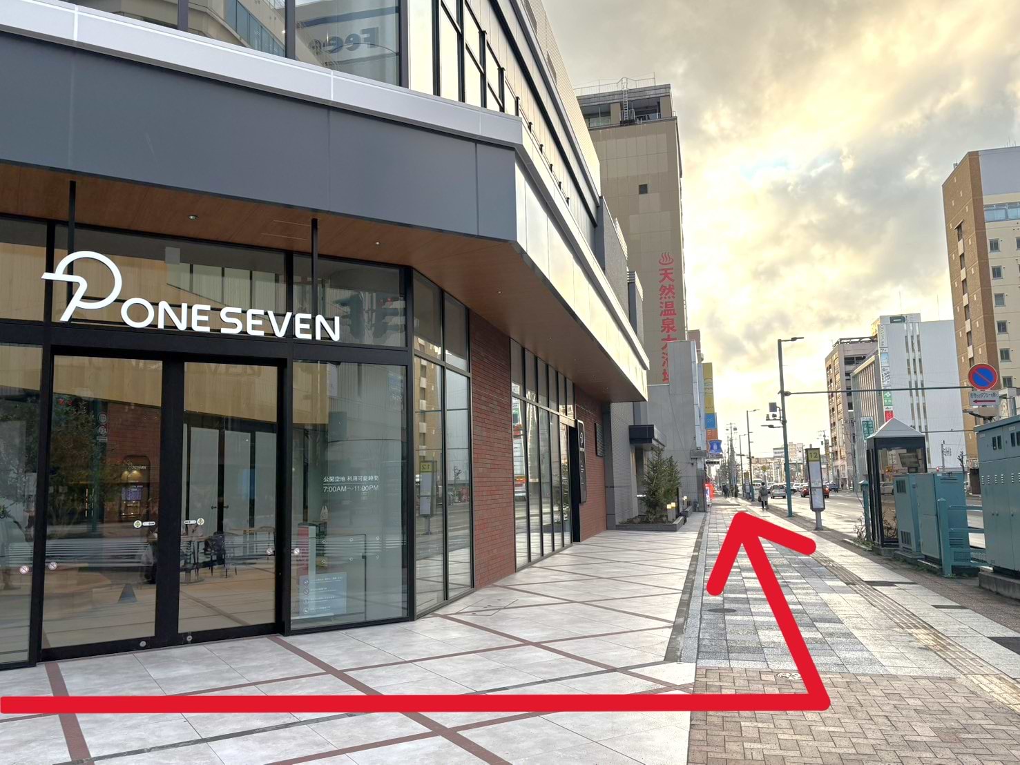 2つ目の信号を左折し、直進します